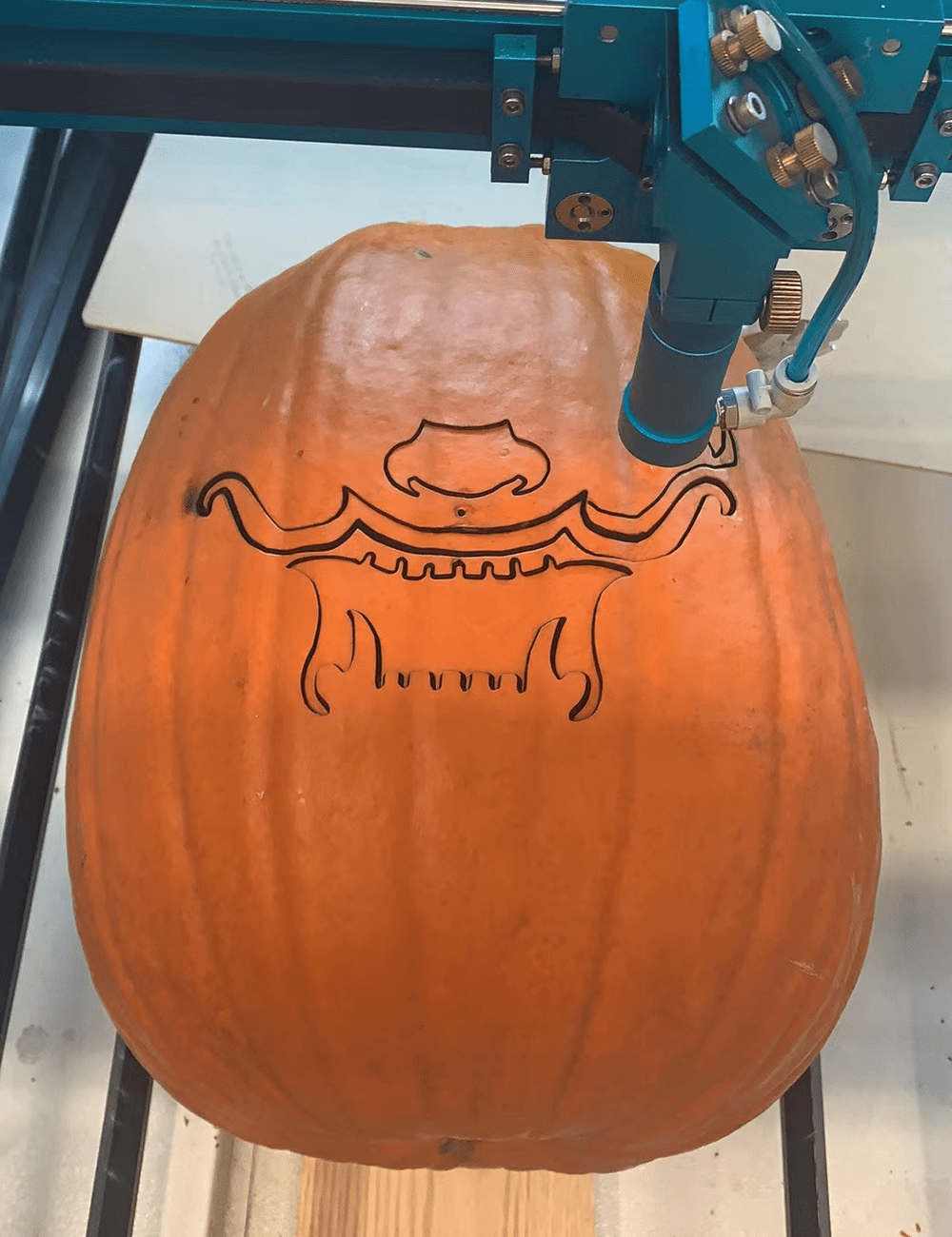 Lasergravur von Halloween-Kürbislaternen