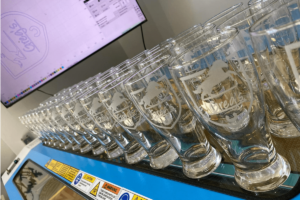 Massenproduktion von maßgeschneiderten Biergläsern durch Lasergravur