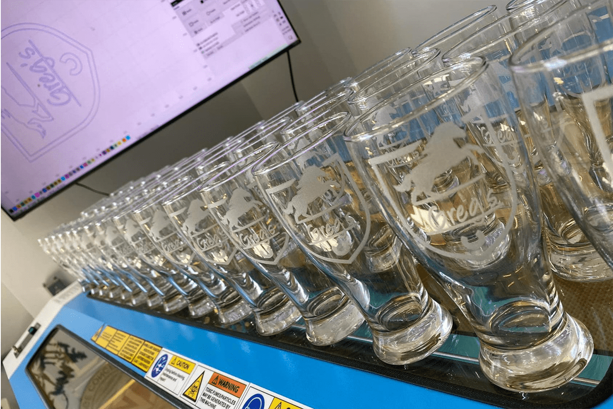 Massenproduktion von maßgeschneiderten Biergläsern durch Lasergravur Massenproduktion von maßgeschneiderten Biergläsern durch Lasergravur